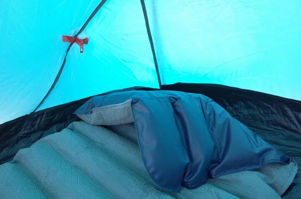 Inneren Eines Zeltes Liegt Eine Teilweise Aufgeblasene Matratze Herum — Stockfoto