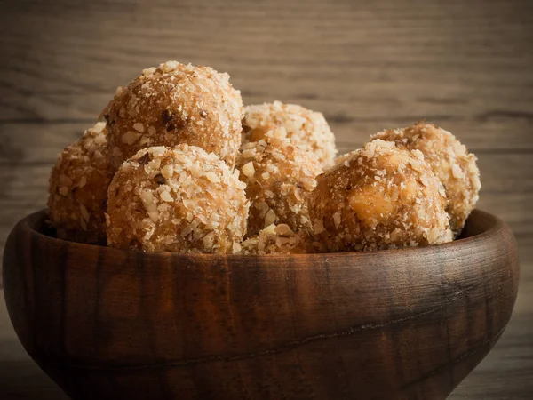 Tigela Madeira Marrom Cheia Saborosas Bolas Nozes Caseiras Doces Tradicionais — Fotografia de Stock