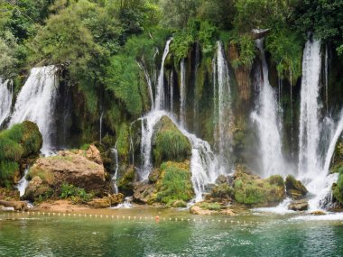 Bosna Hersek - popüler güzel yapıları şelale yüzme ve turistler için alan piknik