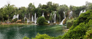 Bosna Hersek - popüler güzel yapıları şelale Panoraması yüzme ve turistler için alan piknik
