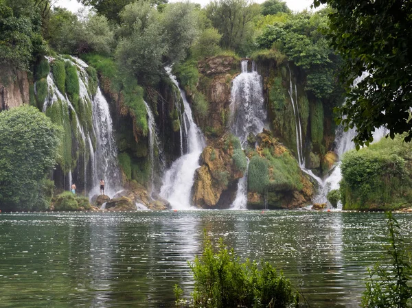 ボスニア ヘルツェゴビナ 人気の美しい Kravica の滝水泳や観光客のためのピクニック エリア — ストック写真
