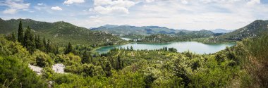Panorama güzel Bacina göller - favori yaz tatil beldesi Dalmaçya, Hırvatistan