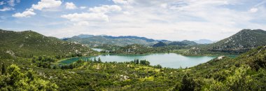 Panorama güzel Bacina göller - favori yaz tatil beldesi Dalmaçya, Hırvatistan