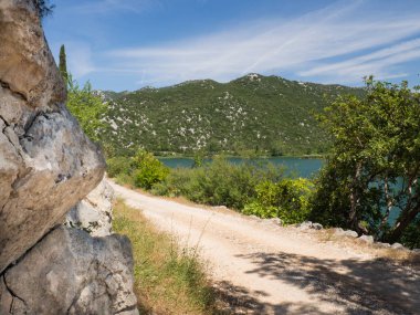 Güzel Bacina göller - favori yaz tatil beldesi Dalmaçya, Hırvatistan