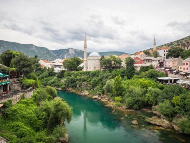 Bosna ve Hersek'te Neretva Nehri üzerinde yer alan Mostar kenti