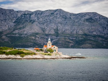 Sucuraj deniz feneri yakın bir güneşli yaz günü, Hırvatistan Hvar Adası'nda geçen feribot 