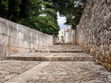 Sucuraj, Hvar adası, Hırvatistan ile güzel merdiven taş ve kaya yapılmış eski sokak