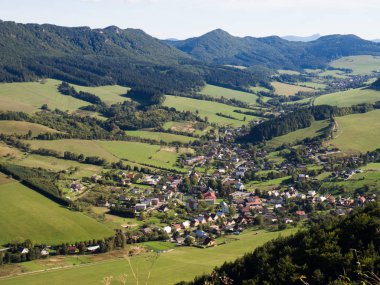 Sulov kayalarından görünüm, Slovakya'da Sulov köyünde doğa rezervi