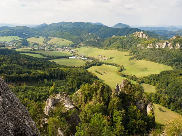 Θέα από τα βράχια Sulov, το φυσικό καταφύγιο στη Σλοβακία με τα βράχια και τα λιβάδια — Φωτογραφία Αρχείου