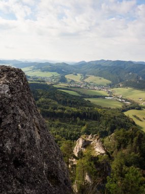 Sulov kayalarından manzara, kayaları ve çayırları ile Slovakya'da doğa rezervi