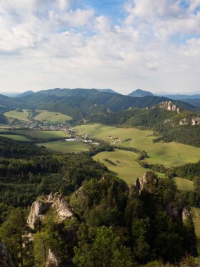 Sulov kayalarından manzara, kayaları ve çayırları ile Slovakya'da doğa rezervi
