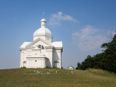 Aziz Sebastians Şapeli 'nin beyaz binalı kutsal tepesi. Ortaçağ, kilise. Mikulov, Çek Cumhuriyeti, Güney Moravya