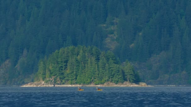People Canoe Small Island Rugged Landscape — Stock Video