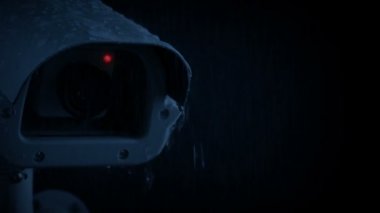 CCTV kamera yağmurlu gecede Alarm yanıp sönen ışıklar