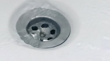 Su başlar ve çalışmasını durdurur