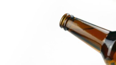 Bira şişe Closeup dışarı dökülen