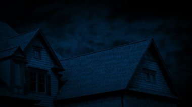 Büyük ev çatı ile bulutlar geçen gece