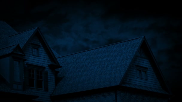 夜晚的大房子屋顶与掠过的云彩 — 图库视频影像