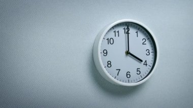 16: 00 - duvar hareketli atış saat