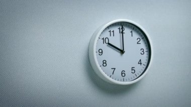 10: 00 - duvar hareketli atış saat
