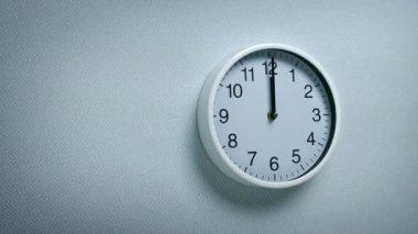 12: 00 - duvar hareketli atış saat