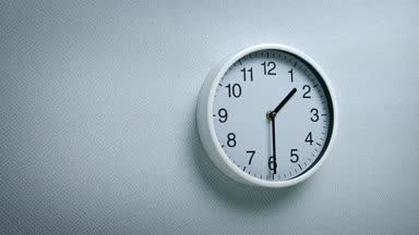 1.30 duvarında saat