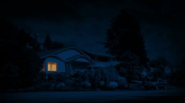 Birisi ışıkları kapatır ve yürür geçmiş evde geceleri