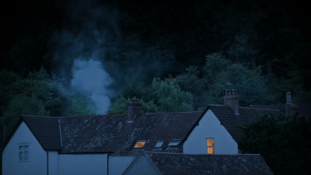 Casas Noite Com Fumaça Subindo — Vídeo de Stock