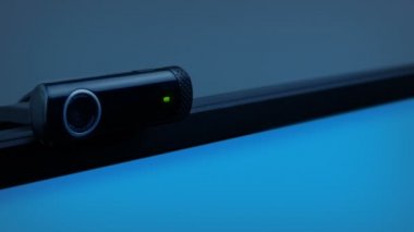 Karanlık odada bilgisayarda Webcam