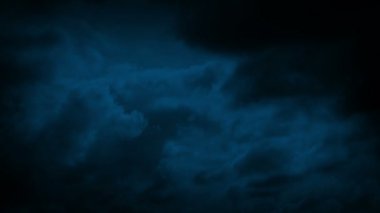 Fırtına bulutları üzerinde gece gökyüzü hareket