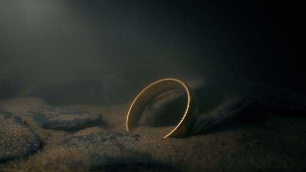 Anneau d'or profondément sous l'eau sur les rochers 