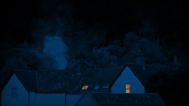 Kırsal evlerde geceleri yükselen duman