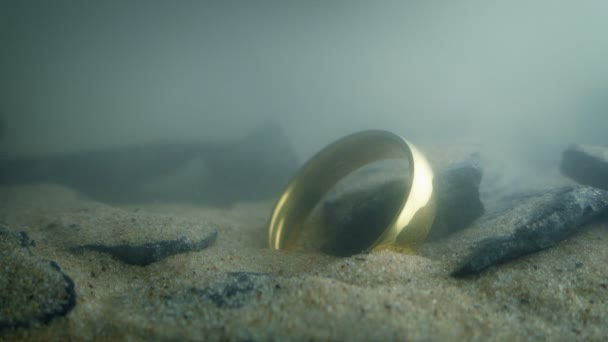 Qualcuno Raccoglie Anello Oro Sott Acqua — Video Stock