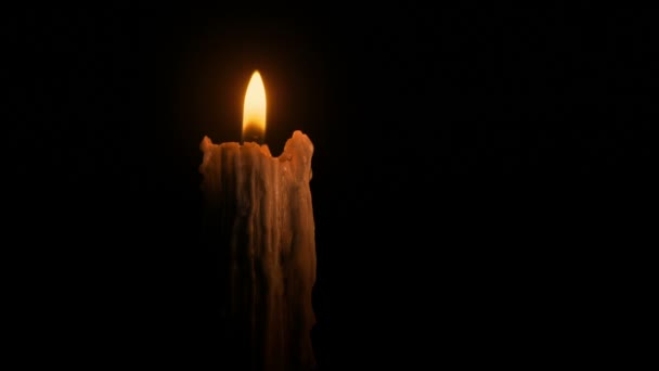 黑暗中的戏剧性蜡烛 — 图库视频影像