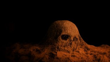 Ateşin ışığı antik mezar kafatasında adam alır