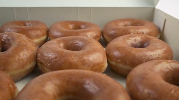 Περνώντας Κουτί Των Donuts — Αρχείο Βίντεο