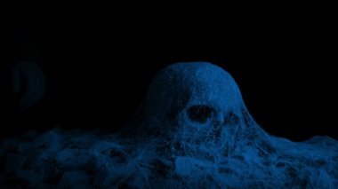 Geceleri antik mezar kafatasında adam alır