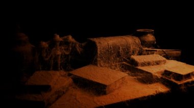 Mum ışığında eski tozlu masadan kaldırdı kitap