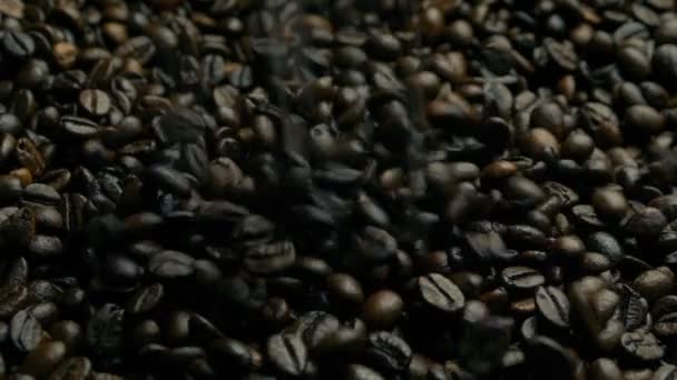 Geröstete Kaffeebohnen Haufen Gießen — Stockvideo