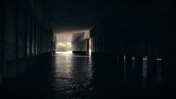 Moviéndose Debajo Del Puente Con Flujo Agua — Vídeo de stock