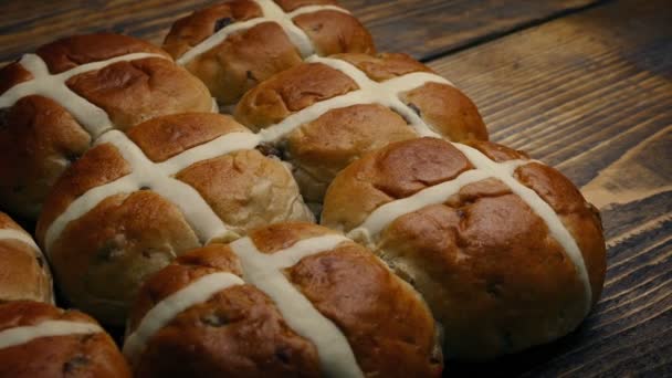 Pains Croix Chaude Passant Sur Table Bois — Video