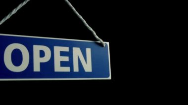 Geçen açık işareti portre