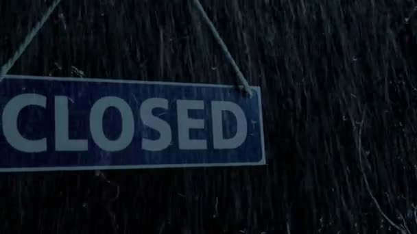 在雨中路过商店关闭的标志 — 图库视频影像