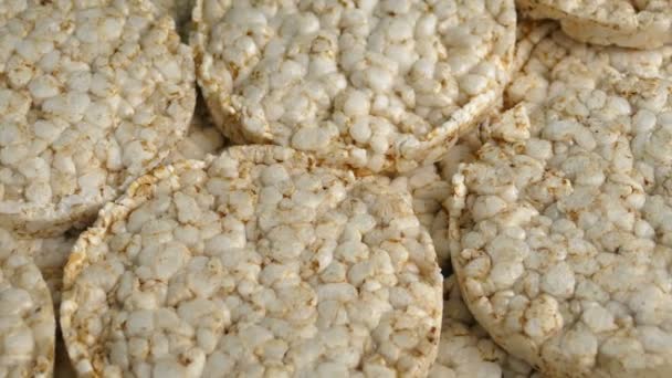 Pirinç Kek Plaka Üzerinde Döndürme — Stok video