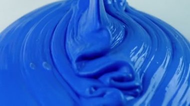 Mavi boya yüzeyine dökülen