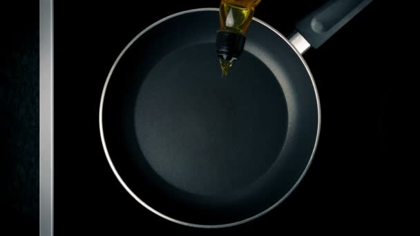 鍋に食用油を注いだ — ストック動画