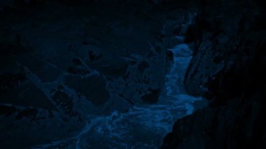 Gece taşlara boşluğa kadar dalgalar deniz seviyesi