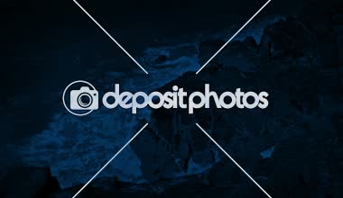 Büyük kayaların üzerinden geceleri kırma dalgalar