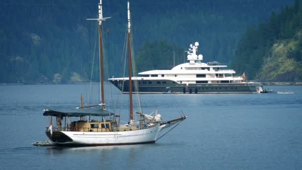 Yachts Traditionnels Modernes Dans Baie — Video