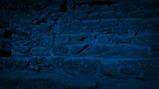Nachts Die Treppe Der Antiken Ruinen Hinunter — Stockvideo